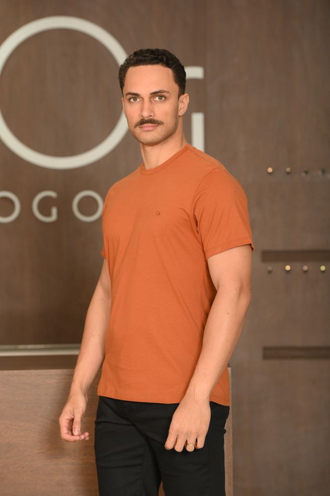 Camiseta Masculina Ogochi Manga Curta Essencial Slim Meia Malha Mocha Bisque